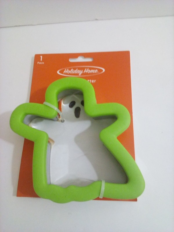 Lot of 4 Halloween (2) Comfort Grip Cookie Cutters + (2) Metal Cookie Cutters gallery