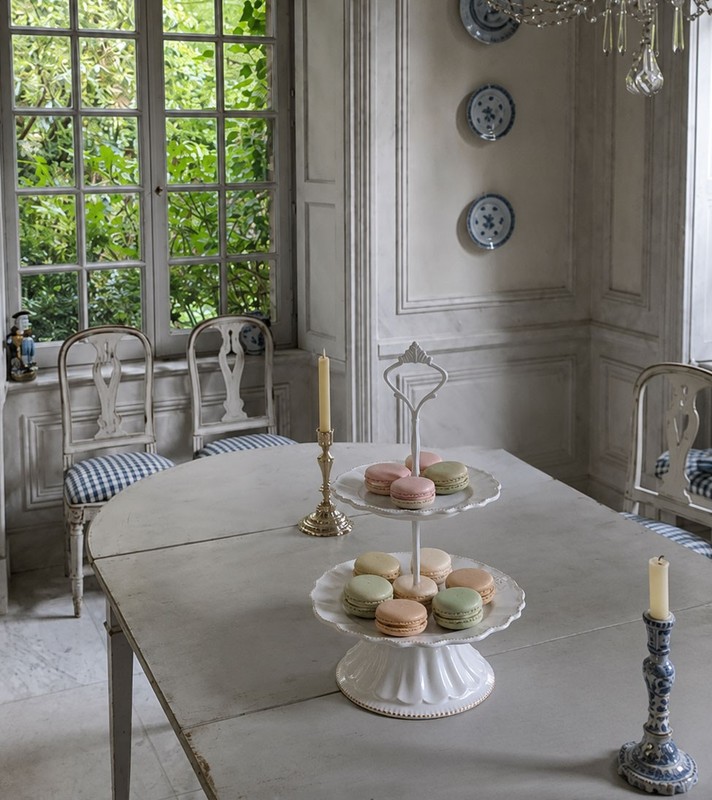 Palazzo INT Vintage Porcelain 2-Tier Crown Macaron Stand, White gallery