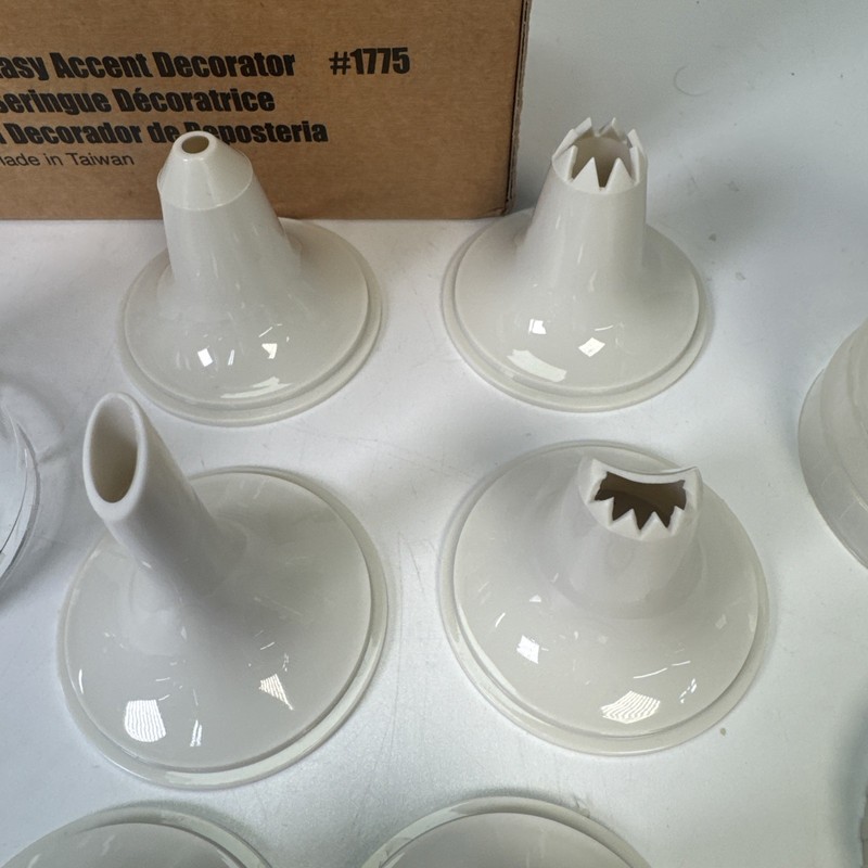 Pampered Chef Easy Accent Decorator #1775 Cake Cookie Icing Decorating Set gallery