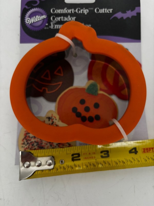NWT Wilton Pumpkin Cookie Cutter Comfort Grip Fall Halloween NEW gallery