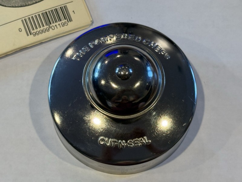 PAMPERED CHEF 3-1/2” Round CUT-N-SEAL #1195 METAL Seals & Crimps 1999 NEW gallery