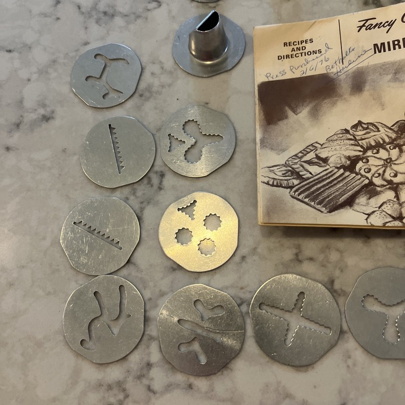 Vtg Mirro Cookie Pastry Twist Press Decorator Set W 24 Plates & 3 Tips Booklet gallery
