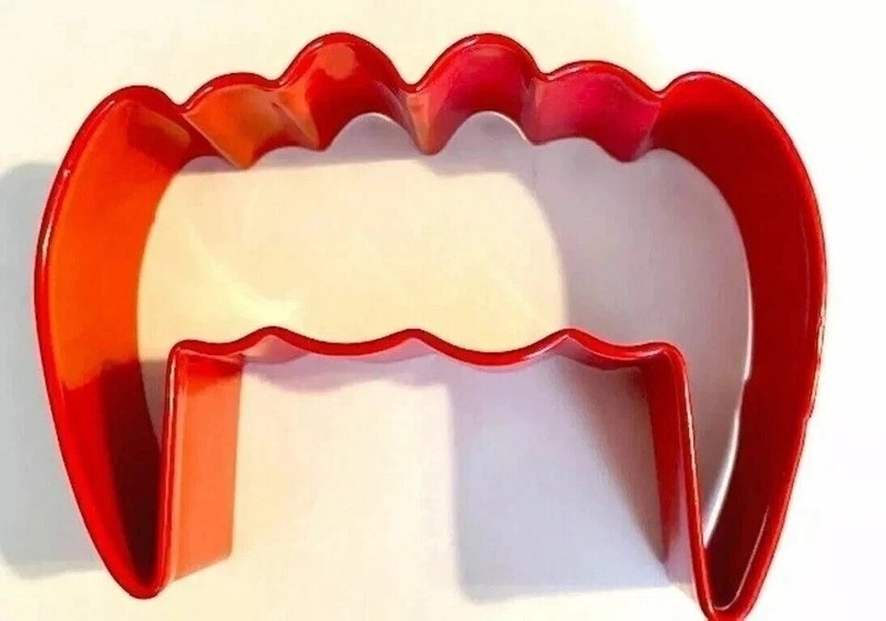 6 Wilton HALLOWEEN COOKIE CUTTERS casket fangs flying bat ghost skull tombstone gallery