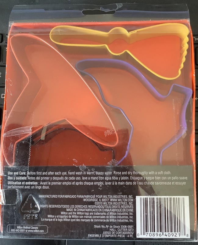 Wilton Halloween METAL Cookie Cutter Set 4 (Witchbroom,Boot,Cauldron,Hat) - NEW gallery