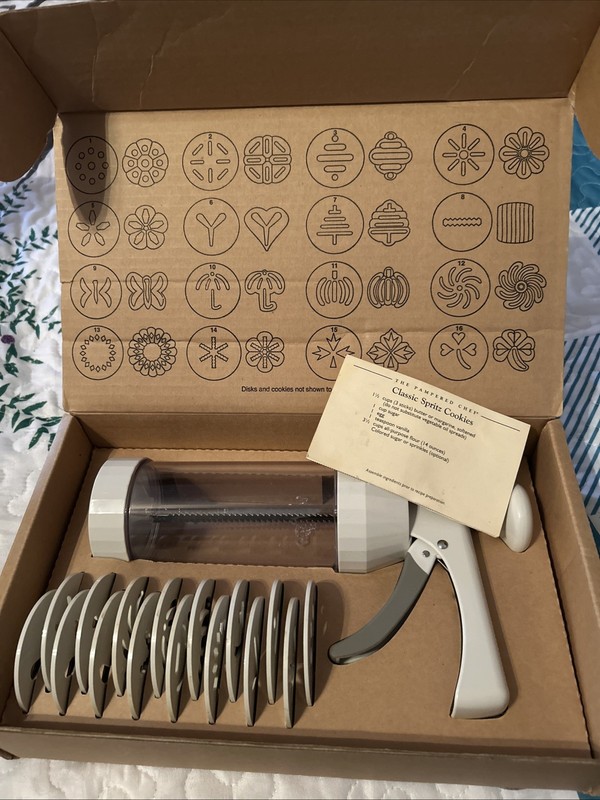 The Pampered Chef 1525 Spritz Cookie Press with 16 Discs Retired Original Box