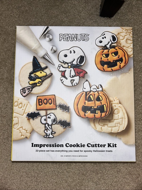Williams Sonoma Peanuts Snoopy Halloween Cookie Cutter Kit 22-PC Plunger Style