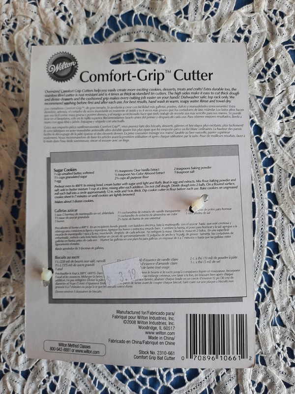 RETIRED WILTON HALLOWEEN COMFORT GRIP COOKIE CUTTER - BAT, MONSTER HEAD & SKULL  gallery
