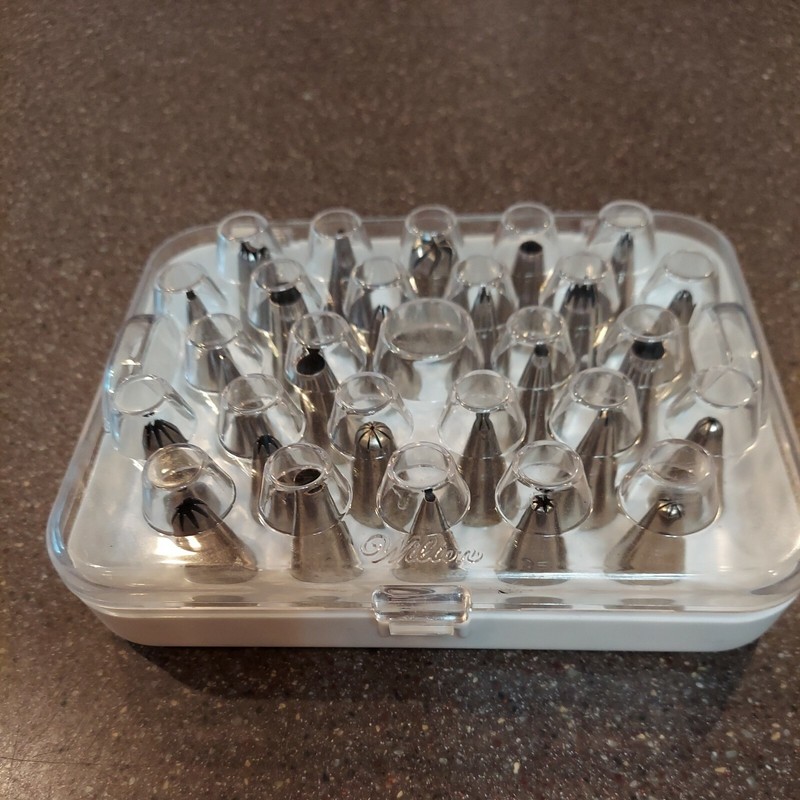 26 Wilton Frosting Tips With Case