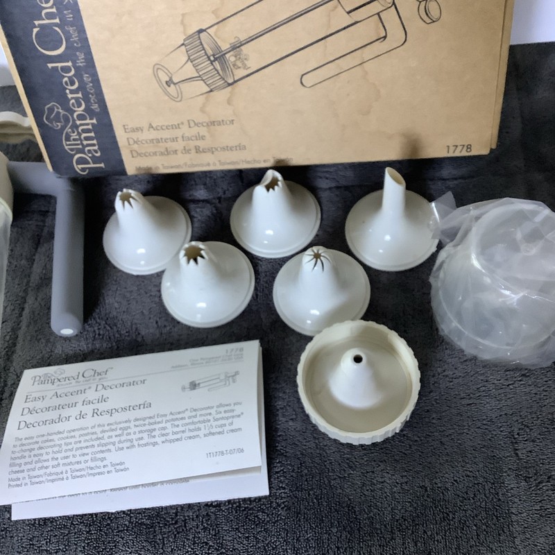 Pampered Chef Easy Accent Decorator 1778 In Box gallery