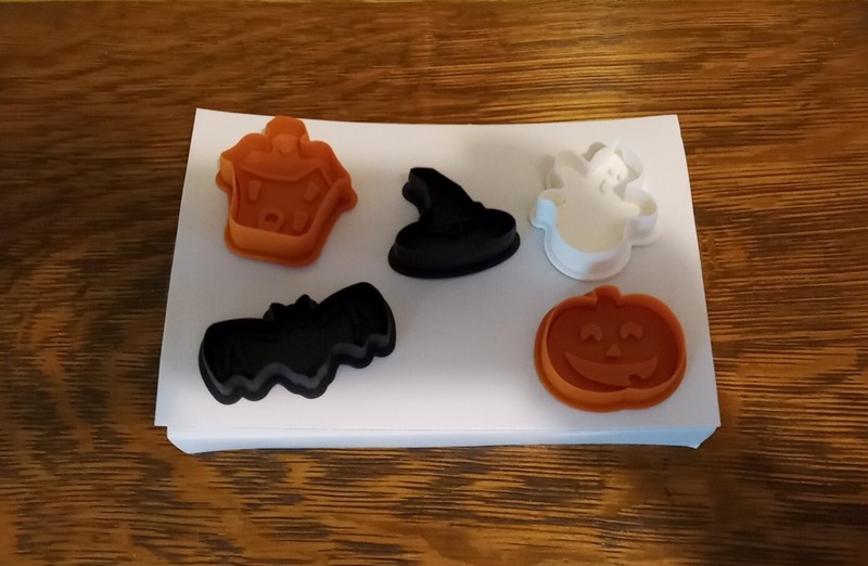 Williams Sonoma Halloween Spring Loaded Stamp Cookie Cutters Set Of 5 gallery