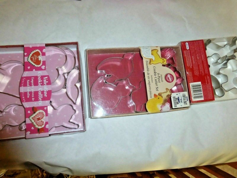 * Lot of Cookie Cutters Wilton~ANIMALS & CHRISTMAS + FOX RUN VALENTINE CUTTERS