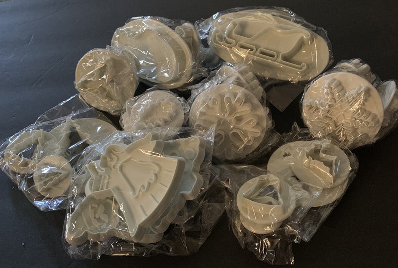 ilauke 25Pcs Christmas Cookie Cutters Holiday Pastry Fondant Tool