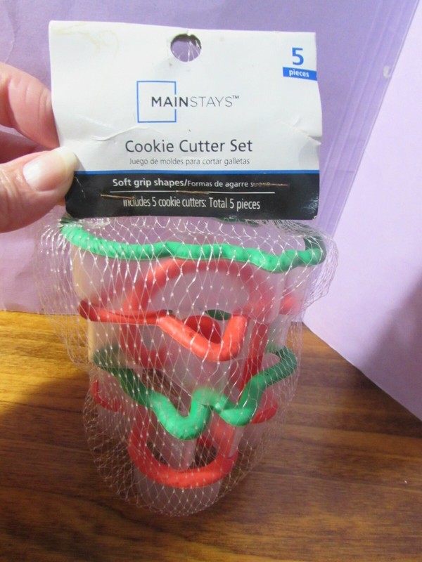 NEW/pkg MAINSTAYS 5 piece Cookie Cutter Set soft grip for Christmas cookies