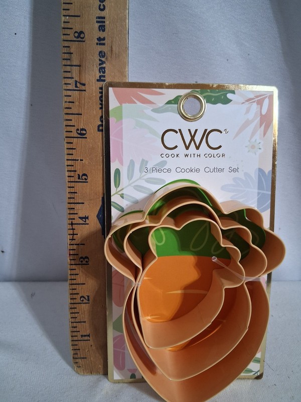 Cook With Color CWC 3 Piece Carrot Metal Cookie Cutter Set 3", 4" & 5" -New gallery
