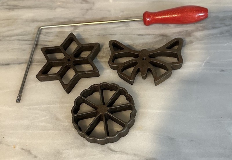OLD VINTAGE WAFFLE DIPPING CAST IRON CUTTER PATTY SET WOOD HANDLE LOT of 4 Kitch gallery