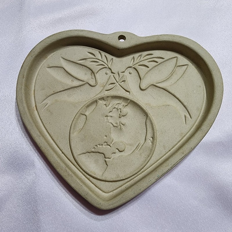 VTG Pampered Chef Peace on Earth Heart Cookie Mold Family Heritage Stoneware USA