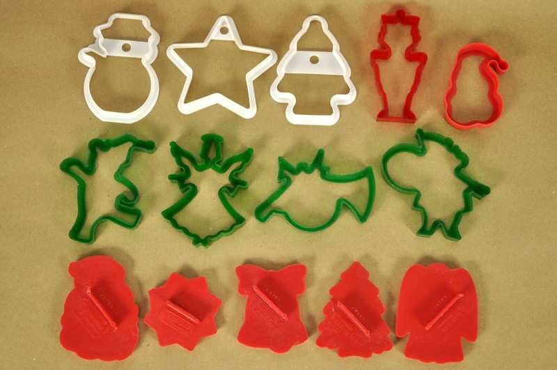 Lot of 14 Plastic Holiday Cookie Cutters Snowman Star Tree Angel Santa Bell Horn gallery