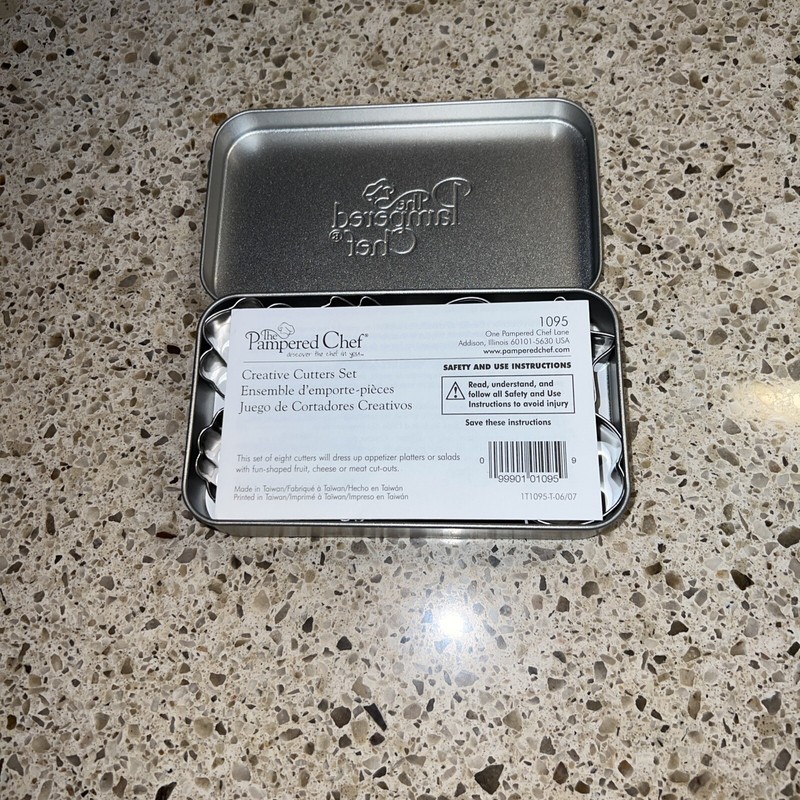 Pampered Chef Creative Cutters in Tin, Set of 8 – Retired #1095
