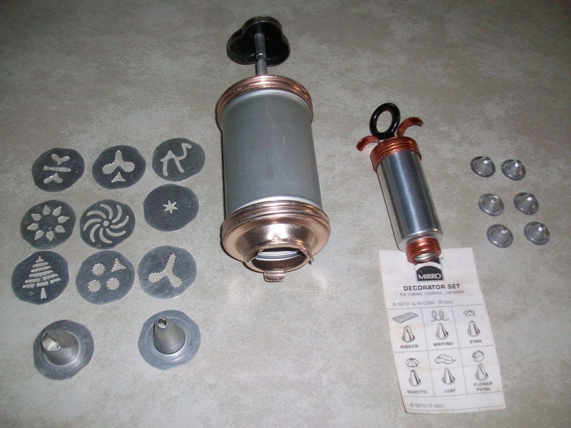 VINTAGE MIRRO DECORATOR KIT WITH 6 TIPS & COOKIE PRESS WITH 9 DISKS & 2 TIPS