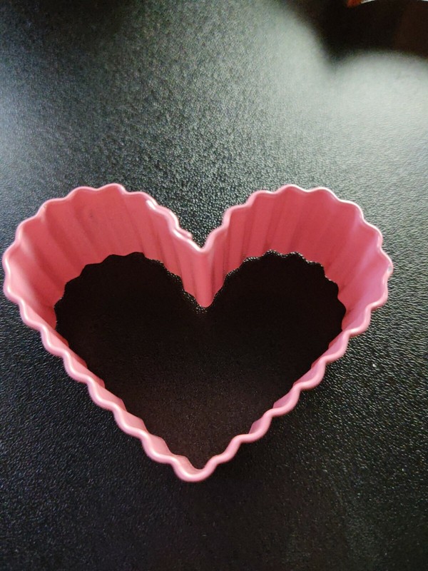 Wilton metal crinkle heart shaped cookie cutter 2″ PINK