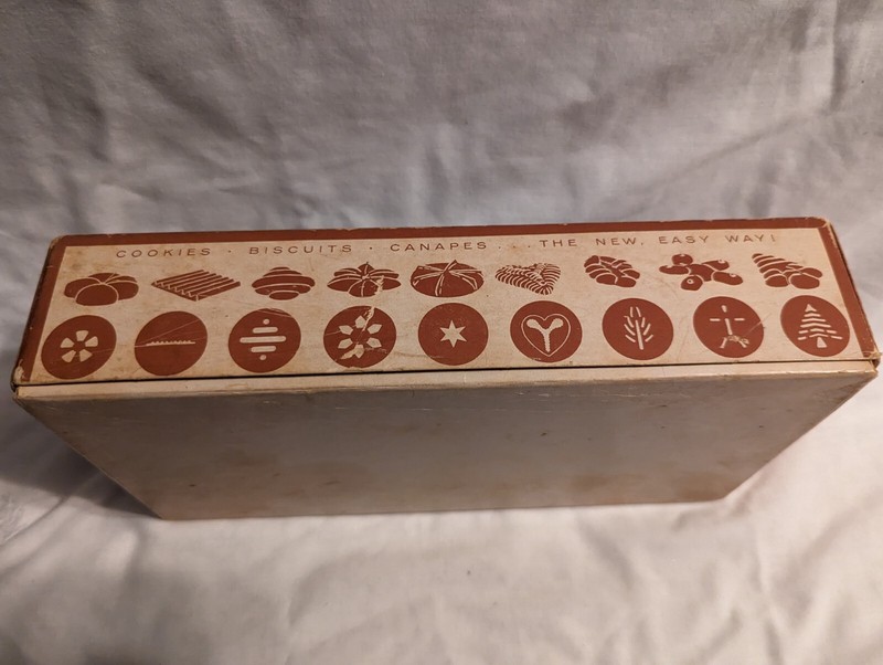 Vintage Wearever Cookie gun and pastry Decorator 10 Cookie And 2 Decorator Tips gallery