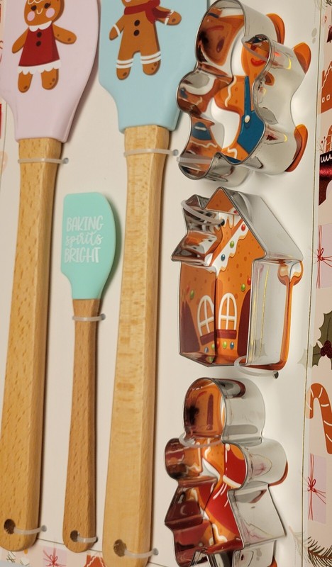 Ciroa The Bakehouse Christmas 5 Spatula Set Gingerbread Man 4 Cookie Cutter Gift gallery