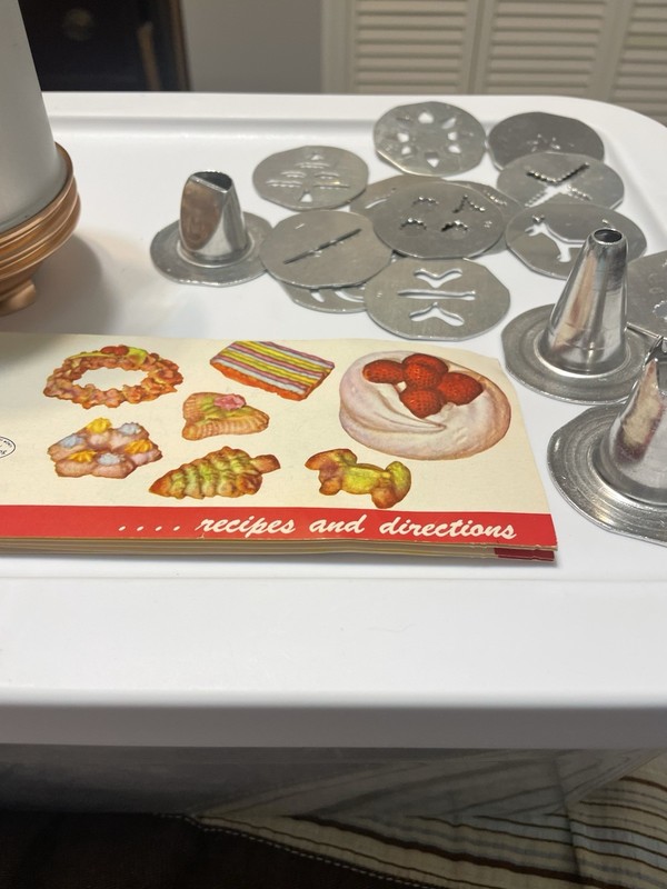VTG 50’s-60’s Mirro Aluminum Cookie Pastry Press Set W/ Discs & Booklet gallery