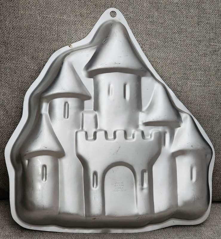1998 WILTON CAKE PAN ENCHANTED CASTLE #2105-2031 PRE-OWNED UNUSED gallery
