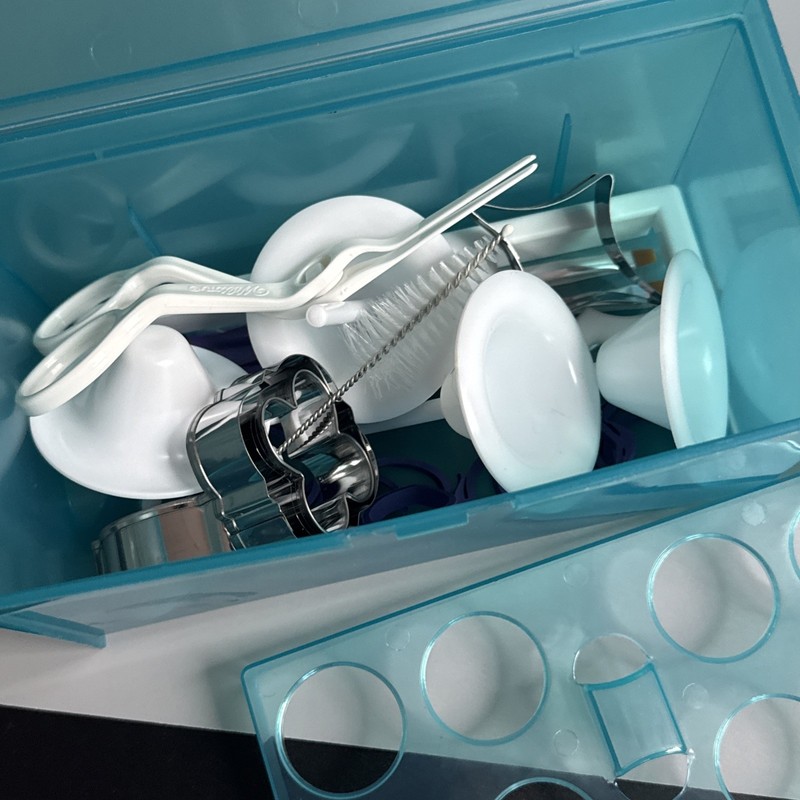 WILTON Ultimate Cake Decorating Set Tool Kit Caddy READ See photos for contents gallery