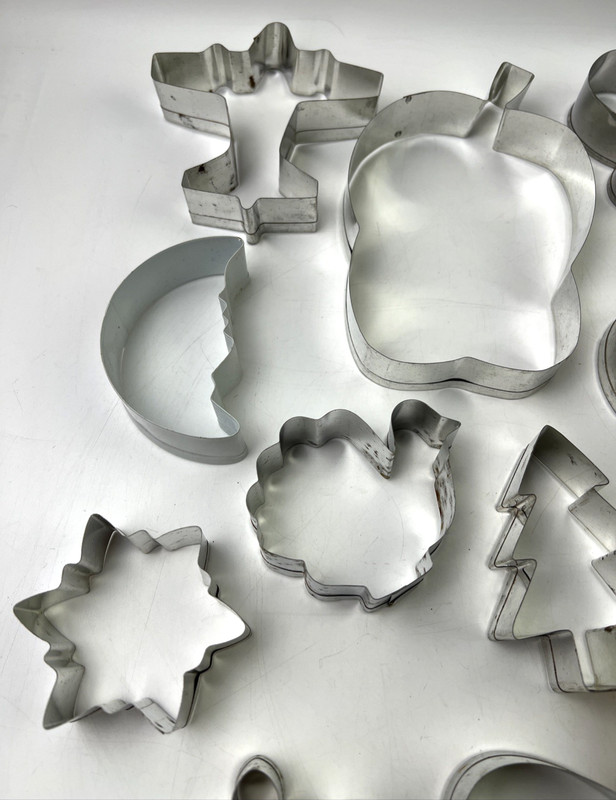 Vintage Lot of 17 Plastic/Tin Cookie Cutter Variety Shape Many More,See Pictures gallery