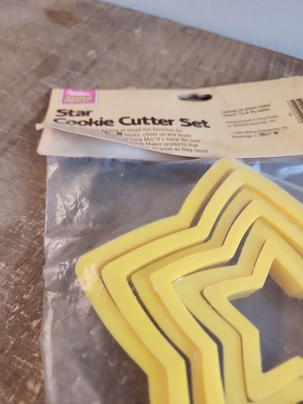 Vintage Wilton yellow Plastic set of 6 Star Shaped Cookie Cutters 1984 gallery
