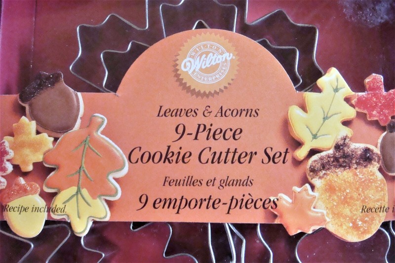 New WILTON 9 Pc OAK LEAF - MAPLE LEAF - ACORNS Metal Cookie Cutter Set - 1998 gallery