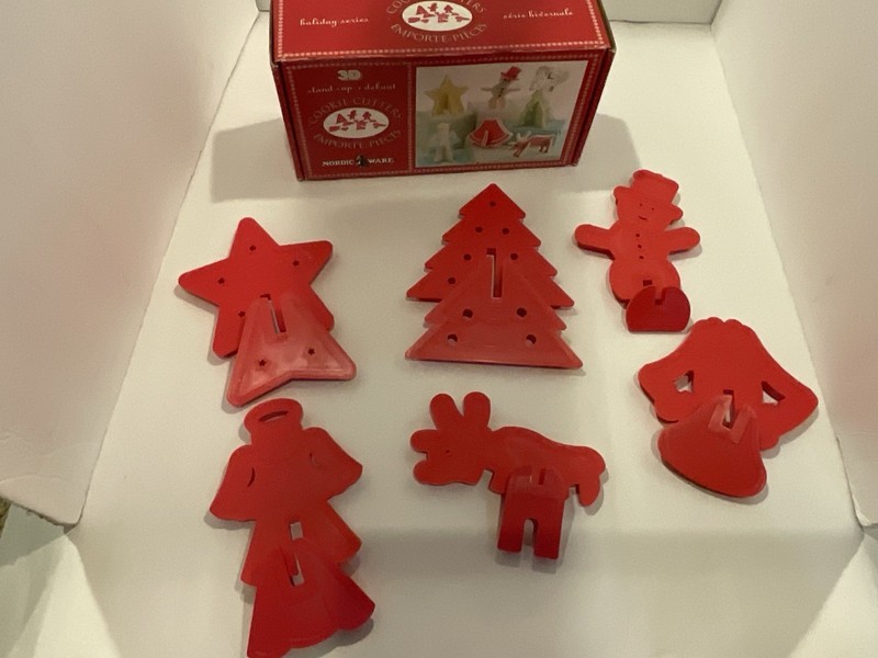Nordicware Cookie Cutters 3-D Stand Up Holiday Set gallery