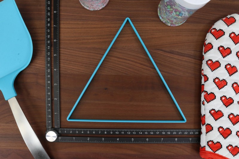 XL Triangle Cookie Cutters - 8in Through 1in Concentric Cutter gallery