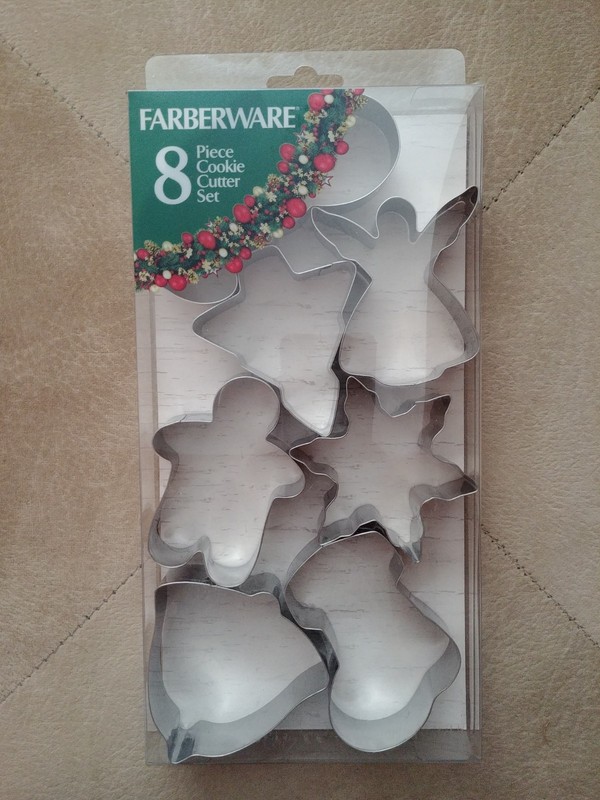 New Farberware Holiday Set of 8 Metal Cookie Sweets Dessert Baking Cutters NIB