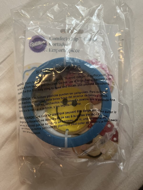 Wilton Round Circular Comfort Silicone Lined Grip Cookie Cutter 4 Inch Biscuit gallery