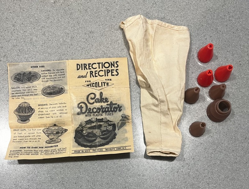 Vintage Wecolite Cake Decorating Set With 6 Plastic Tubes. Circa 1940.