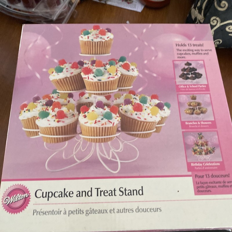 Wilton Cupcakes and Treat Stand -Holds 13 Cupcakes Muffins New