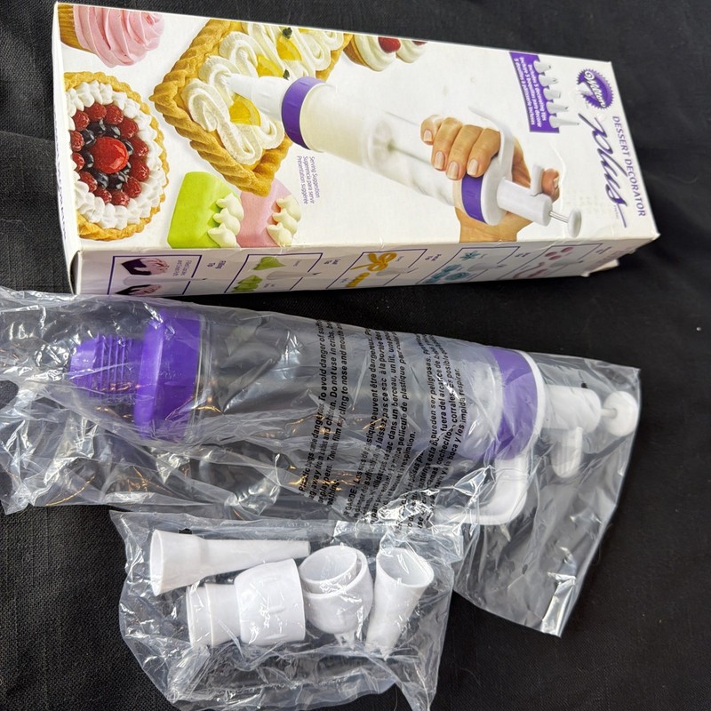 Wilton Dessert Decorator Plus/New In Box 5-Tips, 2-Couplers Cake Icing Tool gallery
