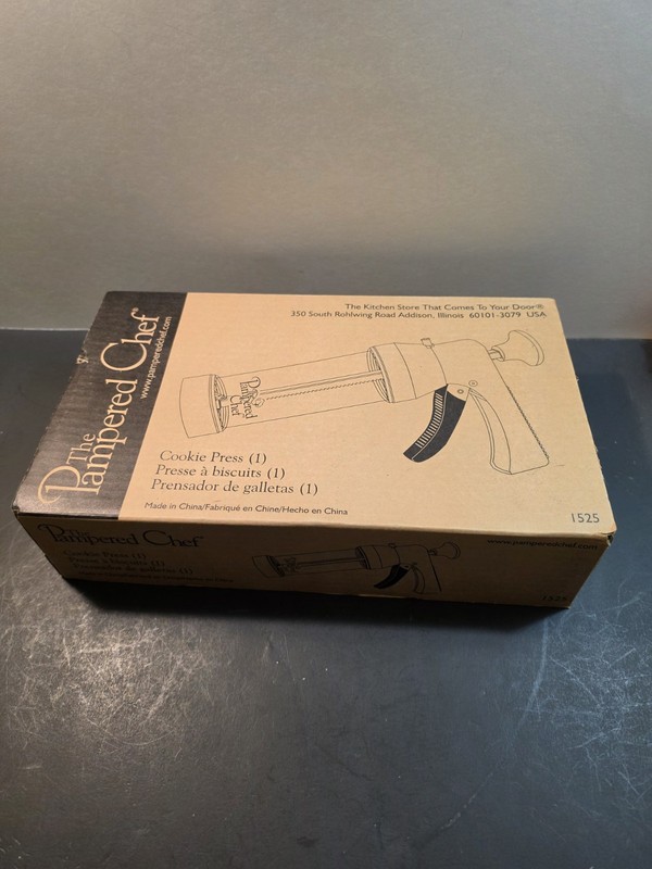 The Pampered Chef White Cookie Press 1525 With 16 Different Disk Designs gallery