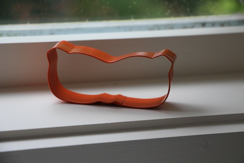 SUNGLASS Cookie CUTTER* NEW* Orange epoxy coated metal summer cookie cutter gallery