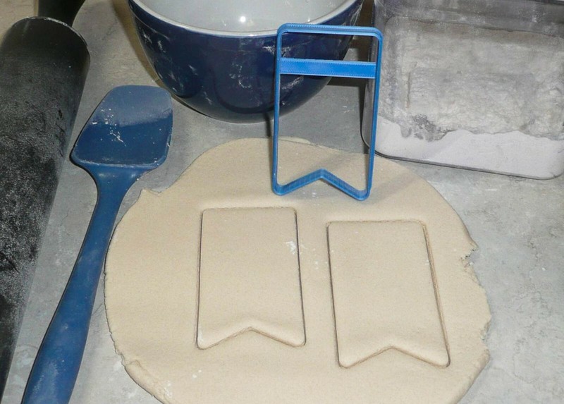 VERTICAL HANGING BANNER OUTLINE GARDEN OR MEDIEVAL COOKIE CUTTER USA PR3140 gallery
