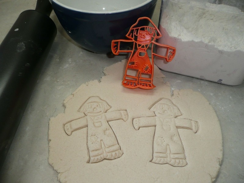 SCARECROW FULL BODY HALLOWEEN FALL SEASON COOKIE CUTTER USA PR4416 gallery