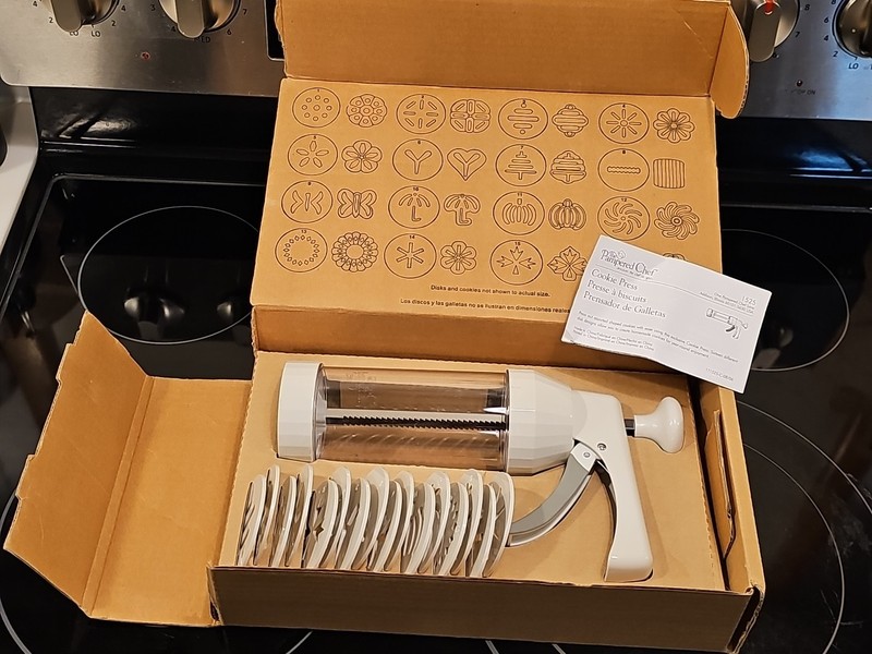 The Pampered Chef 1525 Spritz Cookie Press with 16 Discs Retired Original Box