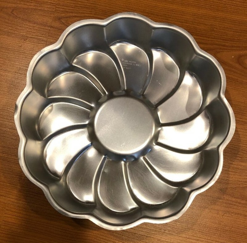 Wilton 5 piece assortment cake pans/candy molds gallery