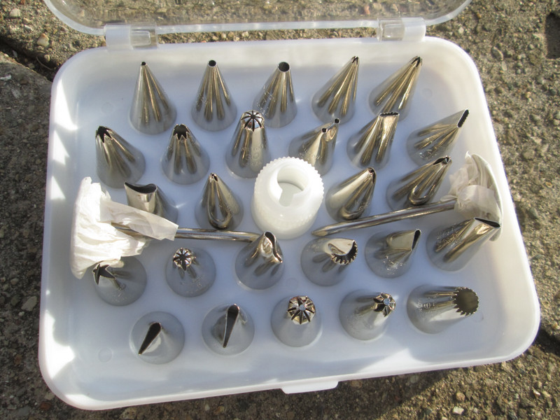 UNUSED Wilton Deluxe Tip Decorating Kit 28 Pieces & Plastic Storage Case 1987 gallery