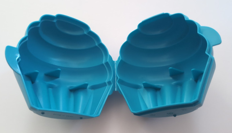 Lot of 2 Tupperware Cupcake/Muffin Holders 1 Blue 1 Pink #6398A gallery