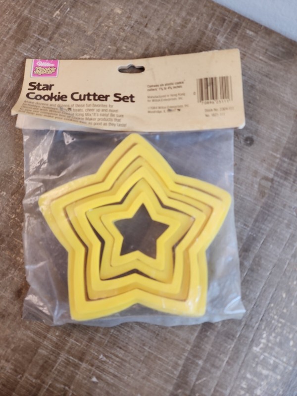 Vintage Wilton yellow Plastic set of 6 Star Shaped Cookie Cutters 1984 gallery