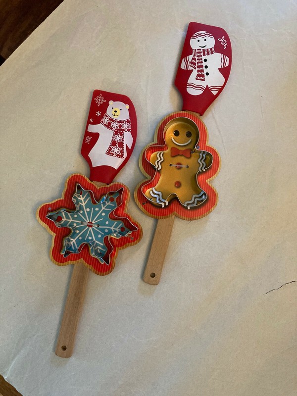 BRAND NEW (2 sets) Christmas Themed 2pc silione spatula & metal cookie cutter