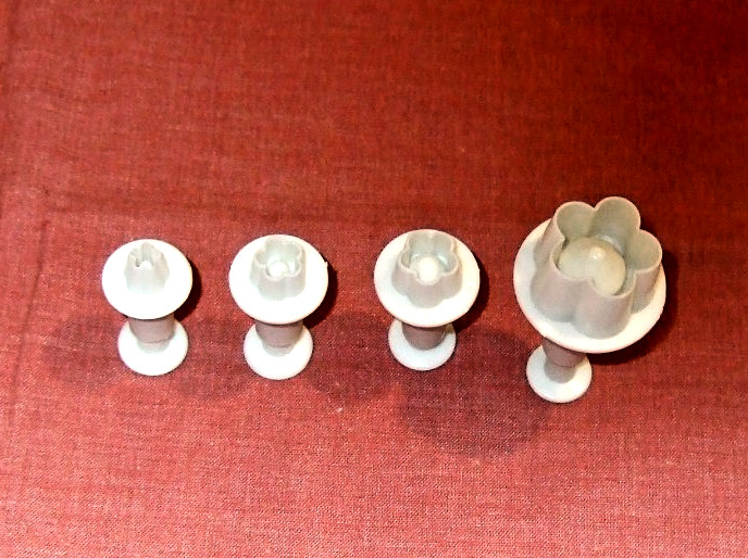 Set of 4 Flower Shape Plunger Cookie Cutter Biscuit Cake Decorating Mold -NWOT A gallery